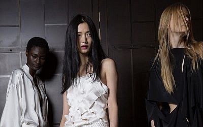 Trois créations de la prochaine collection de Lia Kes NYC, présentée à la Fashion Week de New York (Crédit : Autorisation de Lia Kes)
