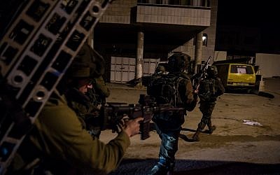 Illustration. Les soldats israéliens fouillent le secteur autour de la ville de Naplouse en Cisjordanie alors qu'ils recherchent l'auteur d'un attentat terroriste meurtrier perpétré aux abords d'une implantation voisine (Crédit : Armée israélienne)