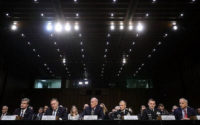 De gauche à droite: Christopher Wray, directeur du Federal Bureau of Investigation, Mike Pompeo, le directeur de la CIA, Dan Coats, directeur du renseignement national, Robert Ashley, directeur de l'Agence de renseignement de la défense, Michael Rogers, directeur de l'Agence nationale de sécurité et directeur de l'Agence géospatiale Robert Cardillo témoigne pour évoquer l'ingérence de la Russie lors des élections américaines devant la commission sénatoriale du renseignement dans l'immeuble de bureaux du sénat, à Washington, Etats-Unis, le 13 février 2018 (Chip Somodevilla / Getty Images / AFP)