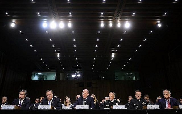 De gauche à droite: Christopher Wray, directeur du Federal Bureau of Investigation, Mike Pompeo, le directeur de la CIA, Dan Coats, directeur du renseignement national, Robert Ashley, directeur de l'Agence de renseignement de la défense, Michael Rogers, directeur de l'Agence nationale de sécurité et directeur de l'Agence géospatiale Robert Cardillo témoigne pour évoquer l'ingérence de la Russie lors des élections américaines devant la commission sénatoriale du renseignement dans l'immeuble de bureaux du sénat, à Washington, Etats-Unis, le 13 février 2018 (Chip Somodevilla / Getty Images / AFP)