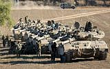 Image d’illustration : un convoi de chars de l’armée israélienne stationne dans une zone de déploiement à proximité de la frontière avec la bande de Gaza, le 2 août 2014 (Yonatan Sindel / Flash90)