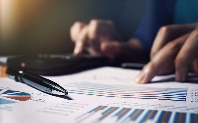 Image d’illustration d'une personne remplissant sa fiche d’impôts (Crédit : wutwhanfoto, iStock by Getty Images)