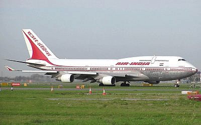 Un Boeing de la compagnie Air India à l'aéroport de Londres, en 2005. (Crédit : domaine public)
