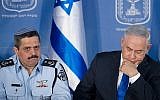 Le chef de la police israélienne Roni Alsheich, à gauche, avec le Premier ministre Benjamin Netanyahu lors d'une cérémonie de bienvenue en l'honneur d'Alsheich, au bureau du Premier ministre à Jérusalem, le 3 décembre 2015 (Miriam Alster / Flash90)