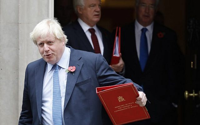 Boris Johnson, secrétaire britannique des Affaires étrangères, quitte le 10 Downing Street après la réunion hebdomadaire du cabinet dans le centre de Londres, le 31 octobre 2017 (AFP PHOTO / Tolga AKMEN) Boris Johnson, secrétaire britannique des Affaires étrangères, quitte le 10 Downing Street après la réunion hebdomadaire du cabinet dans le centre de Londres, le 31 octobre 2017 (AFP PHOTO / Tolga AKMEN)