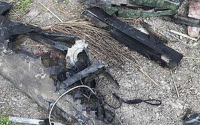 Les débris du drone iranien abattu par les forces aériennes israéliennes après avoir pénétré dans l'espace aérien israélien le 10 février 2018. (Forces de défense israéliennes)