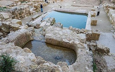 Des piscines datant de l'époque byzantine découvertes sur le site d'Ein Hanya, près de Jérusalem, et révélées au public le 31 janvier 2018 (Crédit : Assaf Peretz / Israel Antiquities Authority)