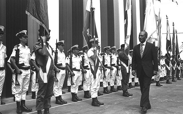 Le président Anouar el-Sadate passant devant la garde d'honneur au port de Haïfa