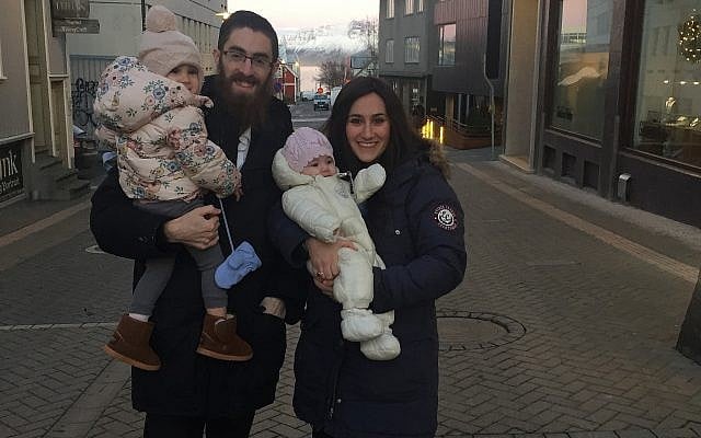 Le rabbin Avi Feldman et son épouse Mushky Feldman en visite à Reykjavik, Islande, le 14 décembre 2017. (Chabad.org) Le rabbin Avi Feldman et son épouse Mushky Feldman en visite à Reykjavik, Islande, le 14 décembre 2017. (Chabad.org)