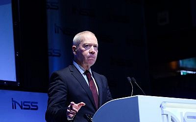 Yoav Gallant prend la parole lors de la conférence internationale annuelle de l'Institut d'études sur la sécurité nationale à Tel Aviv, le 31 janvier 2018 (Flash90)
