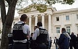 Photo d'illustration : des policiers devant le tribunal de Marseille. (AFP PHOTO / BERTRAND LANGLOIS)