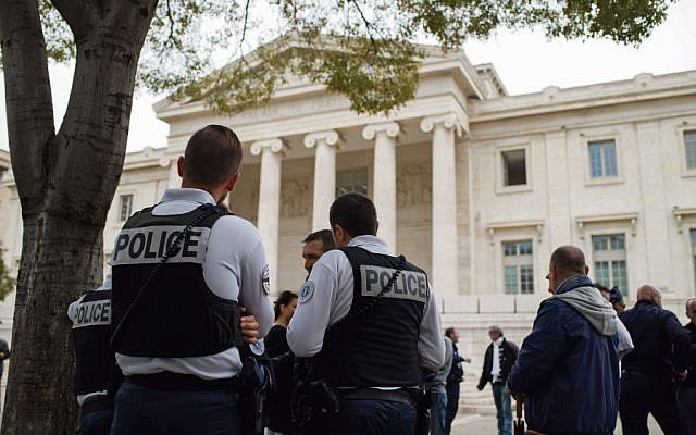 Photo d'illustration : des policiers syndiqués manifestent devant le tribunal d’instance de Marseille. (AFP PHOTO / BERTRAND LANGLOIS)