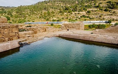 Une piscine datant de l'époque byzantine découverte sur le site d'Ein Hanya, près de Jérusalem, et révélée au public le 31 janvier 2018 (Crédit : Assaf Peretz/Israel Antiquities Authority)