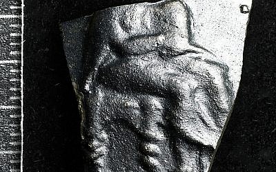 Représentation photographique ITR  de la poterie des Pouilles représentant Dione et Aphrodite trouvées sur le site e-Tell israélien près de la mer de Galilée. L'image est apparemment la copie d'un dessin trouvé au Parthénon à Athènes, au 5ème siècle avant notre ère. (Crédit : Hanan Shafir, Excavations Bethsaida / Michael Maggen, Le Musée d'Israël)