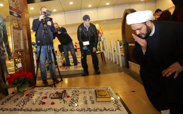 Akram al-Kaabi, chef du Harakat Hezbollah al-Nujaba Akram, prie sur la tombe du chef terroriste du Hezbollah, Imad Mughniya, dans la banlieue sud de Beyrouth, le 13 février 2018. (Crédit : AFP / Anwar Amro) Akram al-Kaabi, chef du Harakat Hezbollah al-Nujaba Akram, prie sur la tombe du chef terroriste du Hezbollah, Imad Mughniya, dans la banlieue sud de Beyrouth, le 13 février 2018. (Crédit : AFP / Anwar Amro)