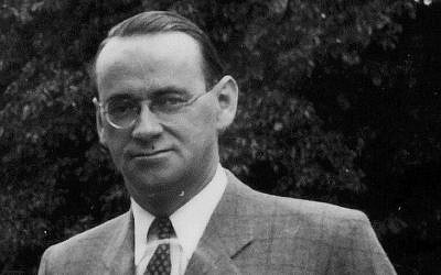 Carl Lutz, qui a travaillé comme  vice consul de la Suisse à Budapest pendant la Seconde Guerre mondiale et a contribué à sauver environ 86 000 Juifs des nazis, le 1er janvier 1944 (Crédit : CC BY-SA 3.0 FORTEPAN / ARCHIV FÜR ZEITGESCHICHTE ETH ZÜRICH / AGNES HIRSCHI / Wikipédia)