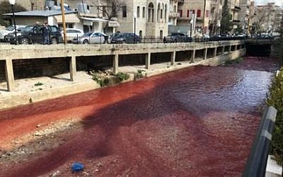La rivière Bardawni, dans la ville de Zahle, au Liban, dont l'eau est devenue rouge (Crédit photo : Twitter / Radio Free Lebanon)