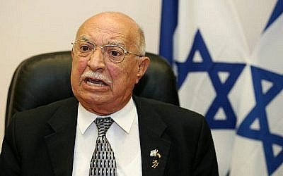 Le ministre de la Santé Yaakov Ben-Yezri s'entretient avec des journalistes dans son bureau de Jérusalem le 2 juin 2008. (Kobi Gideon / FLASH90)