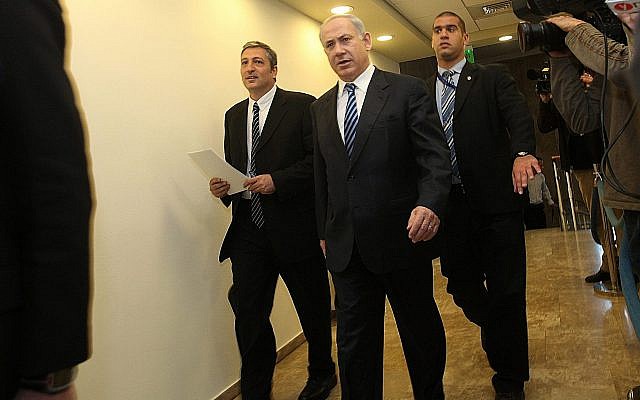 Le Premier ministre Benjamin Netanyahu et Nir Hefetz, à gauche, lorsqu'il était à la tête de l'administration d'information nationale, arrivent à la réunion hebdomadaire de cabinet au bureau du Premier ministre de Jérusalem, le dimanche 27 décembre 2009 (Crédit : Yossi Zamir/Flash 90) Le Premier ministre Benjamin Netanyahu et Nir Hefetz, à gauche, lorsqu'il était à la tête de l'administration d'information nationale, arrivent à la réunion hebdomadaire de cabinet au bureau du Premier ministre de Jérusalem, le dimanche 27 décembre 2009 (Crédit : Yossi Zamir/Flash 90)