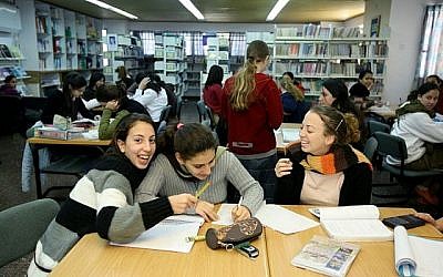 Photo illustrative de filles religieuses à l'étude. (Moshe Shai/Flash90)