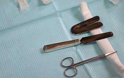Instruments pour la circoncision (Crédit : Yaakov Naumi/Flash90)
