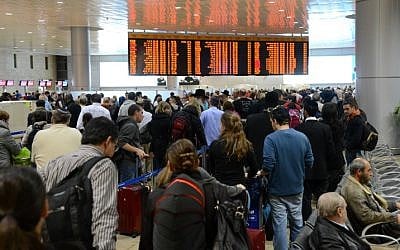 Illustration: Les voyageurs font la queue au terminal de départ de l'aéroport international Ben Gurion (Yossi Zeliger / Flash90)