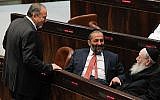 Le leader du parti Shas Aryeh Deri, au centre, le chef de Avigdor Liberman, à gauche, et le président de YaHadout HaTorah Yaakov Litzman lors d'une séance plénière à la Knesset, le 29 juillet 2013 (Crédit : Miriam Alster/Flash90)