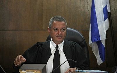 Le juge Khaled Kabub au tribunal du district de Tel Aviv lors de la séance d'ouverture de l'accusation de l'Etat contre l'ancien président du groupe IDB (Israel Discount Bank) Nochi Dankner, le 13 juillet 2014. (Crédit : Lior Ben Nisan/POOL/Flash90)