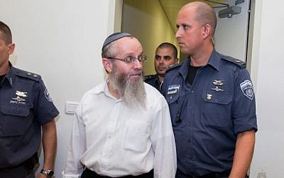 Le rabbin Ezra Sheinberg, soupçonné d'abus sexuel contre plusieurs femmes, est entré dans la salle d'audience du tribunal de Kiryat Shmona le 8 juillet 2015. (Crédit : Bâle Awidat/Flash90)