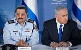 Le chef de la police Roni Alsheich et le Premier ministre Benjamin Netanyahu, photographiés au cabinet du Premier ministre à Jérusalem, le 3 décembre 2015. (Crédit : Miriam Alster/Flash90)