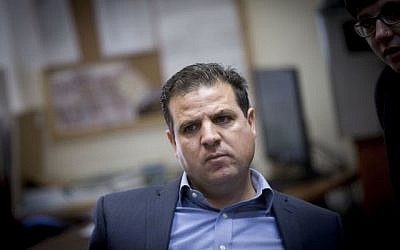 Ayman Odeh, chef de file de la Liste arabe unie, dirige une réunion des factions à la Knesset, à Jérusalem, le 31 octobre 2016 (Miriam Alster/Flash90)