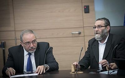 Le ministre de la Défense Avigdor Liberman (à gauche) et le député de Yahadout HaTorah , Moshe Gafni, lors d'une réunion du Comité des finances de la Knesset le 6 décembre 2016. (Yonatan Sindel / Flash90)