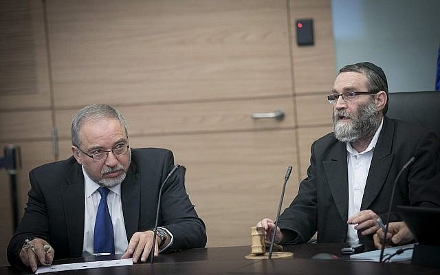 Le ministre de la Défense Avigdor Liberman (à gauche) et le député de Yahadout HaTorah , Moshe Gafni, lors d'une réunion du Comité des finances de la Knesset le 6 décembre 2016. (Yonatan Sindel / Flash90)