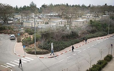 Des étudiants se promènent sur le campus de l'Université Ariel, dans l'implantation d'Ariel en Cisjordanie, le 25 janvier 2017. (Crédit : Sebi Berens/Flash90)
