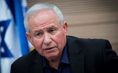 Le député Likud Avi Dichter dirige une réunion de la Commission des Affaires étrangères et de la Défense de la Knesset, le 22 février 2017. (Yonatan Sindel/Flash90)