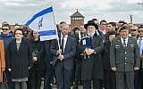 Le ministre de l'Education Naftali Bennett (2e-G), le rabbin Meir Lau (2e-D) et le chef d'état-major de Tsahal Gadi Eizenkot (D) participent à la Marche des Vivants au camp d'Auschwitz-Birkenau en Pologne le 24 avril 2017. (Yossi Zeliger/Flash90)