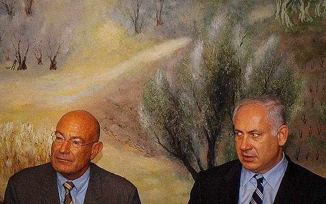 Benjamin Netanyahu et le producteur Arnon Milchan lors d'une conférence de presse, le 28 mars 2005. (Crédit : Flash90) Benjamin Netanyahu et le producteur Arnon Milchan lors d'une conférence de presse, le 28 mars 2005. (Crédit : Flash90)