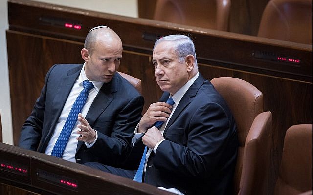 Le Premier ministre Benjamin Netanyahu s'entretient avec le ministre de l'Education Naftali Bennett le 13 novembre 2017 (Yonatan Sindel/Flash90) Le Premier ministre Benjamin Netanyahu s'entretient avec le ministre de l'Education Naftali Bennett le 13 novembre 2017 (Yonatan Sindel/Flash90)