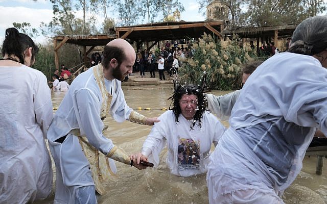 Des pèlerins chrétiens orthodoxes prennent un bain dans le fleuve du Jourdain dans le cadre d'une cérémonie de baptême traditionnelle de l'épiphanie à Qasr el Yahud, le 18 janvier 2018 (Crédit : Yaniv Nadav/Flash90) Des pèlerins chrétiens orthodoxes prennent un bain dans le fleuve du Jourdain dans le cadre d'une cérémonie de baptême traditionnelle de l'épiphanie à Qasr el Yahud, le 18 janvier 2018 (Crédit : Yaniv Nadav/Flash90)
