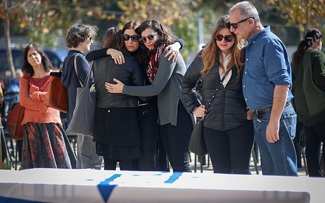 Les Israéliens pleurent près du cercueil du poète israélien, romancier, journaliste et cinéaste Haim Gouri, à l'extérieur du théâtre de Jérusalem le 1er février 2018 (Crédit : Yonatan Sindel / Flash90) Les Israéliens pleurent près du cercueil du poète israélien, romancier, journaliste et cinéaste Haim Gouri, à l'extérieur du théâtre de Jérusalem le 1er février 2018 (Crédit : Yonatan Sindel / Flash90)