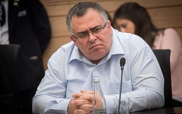 Le député du Likud David Bitan assiste à une réunion du comité à la Knesset le 5 février 2018. (Miriam Alster/Flash90) Le député du Likud David Bitan assiste à une réunion du comité à la Knesset le 5 février 2018. (Miriam Alster/Flash90)