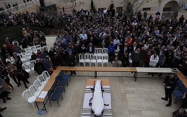 Les funérailles de la victime du terrorisme Itamar Ben-Gal dans l'implantation de Har Bracha, en Cisjordanie, le 6 février 2018 (Crédit : Yonatan Sindel/Flash90)