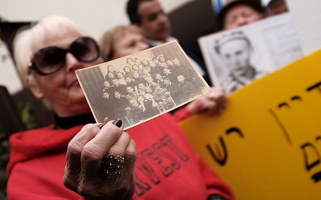 Des survivants de la Shoah et des militants à l'ambassade de Tel Aviv lors d'une manifestation organisée le 8 février 2018 (Crédit : Tomer Neuberg/Flash90)
