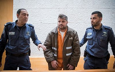 Yosef Haim Ben-David, l'un des Juifs reconnus coupables du meurtre de Muhammed Abu Khdeir, sous escorte policière au tribunal de district de Jérusalem, pour son appel, le 8 février 2018. (Crédit : Yonatan Sindel/Flash90)
