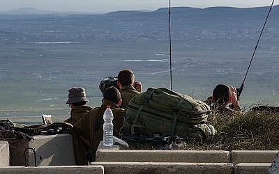 Soldats israéliens dans un poste militaire surplombant la frontière avec la Syrie, sur le plateau du Golan à la suite du crash d'un avion F-16 dans le nord d'Israël, le 10 février 2018. (Flash90)