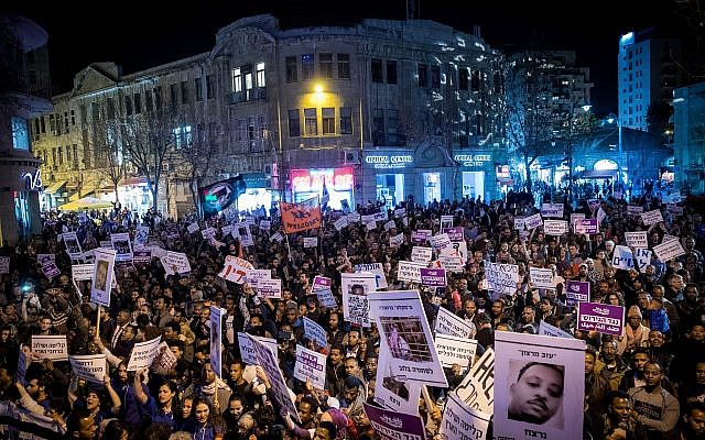 Des Israéliens et des demandeurs d'asile africains protestent contre les expulsions dans le centre de Jérusalem, le 10 février 2018. (Yonatan Sindel/Flash90) Des Israéliens et des demandeurs d'asile africains protestent contre les expulsions dans le centre de Jérusalem, le 10 février 2018. (Yonatan Sindel/Flash90)