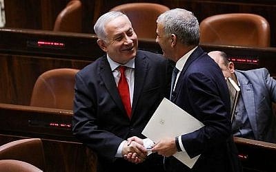 Le Premier ministre Benjamin Netanyahu et le ministre des Finances Moshe Kahlon (à droite) lors d'un vote de la Knesset sur le budget de l'Etat de 2019 le 13 février 2018. (Yonatan Sindel/Flash90)