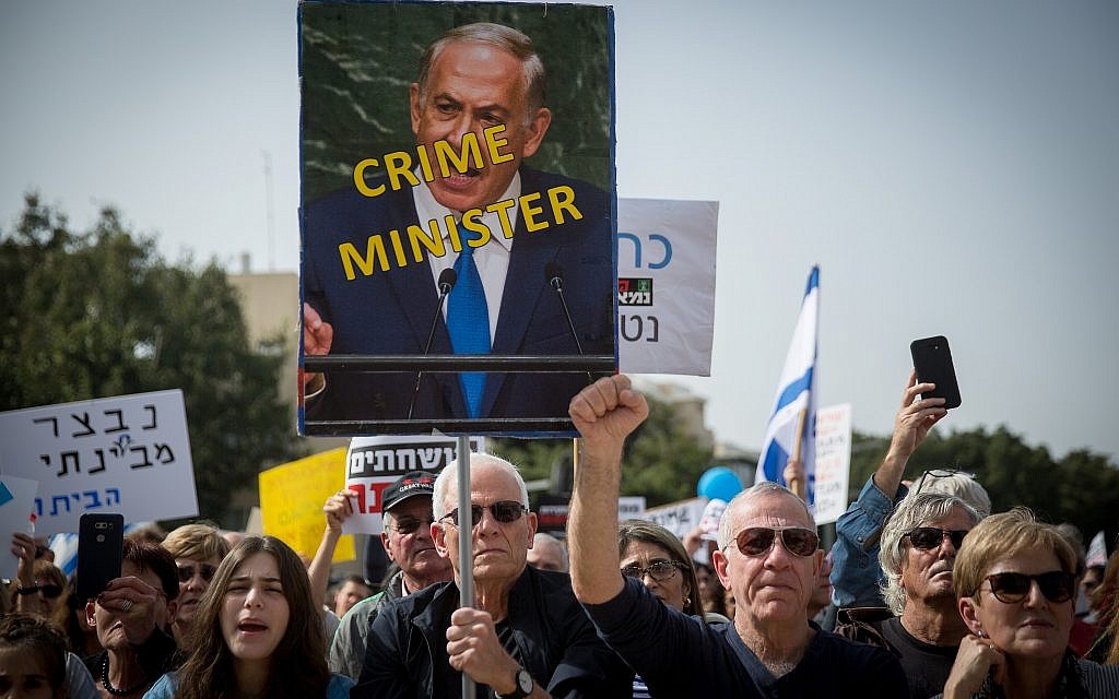 Des Israéliens lors d'un rassemblement hebdomadaire contre la corruption à Tel Aviv, le 16 février 2018 (Crédit : Miriam Alster/Flash90) Des Israéliens lors d'un rassemblement hebdomadaire contre la corruption à Tel Aviv, le 16 février 2018 (Crédit : Miriam Alster/Flash90)