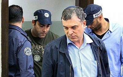 Shlomo Filber, directeur général du ministère de la Communication, arrive pour une audience au tribunal de première instance de Rishon Lezion, le 18 février 2018. (Crédit : Flash90)