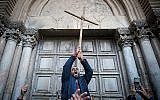 Les protestataires manifestent devant les portes fermées de l'église du Saint Sépulcre dans la vieille ville de Jérusalem, le 27 février 2018. (Yonatan Sindel/Flash90)